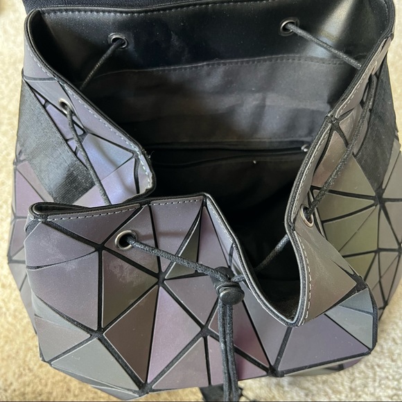 BESUURAN Geometric Luminous Holographic Reflective Backpack - Picture 13 of 13